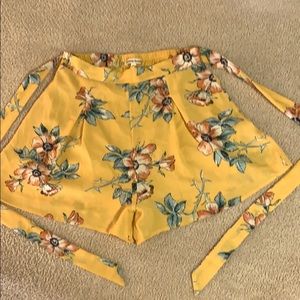 Hight wasted yellow floral shorts